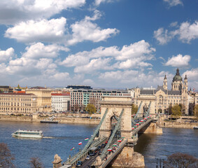 Fototapete - Badapest and famous chain bridge over Danube river with tourist boat in Hungary