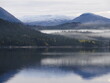 nebelige mystische Berglandschaft an Norwegens Fjorden 