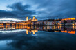 Berühmte Stadtansicht von der drei Flüsse Stadt Passau mit Blick auf Fluss Donau der Altstadt und dem Dom zur blauen Stunde, Deutschland