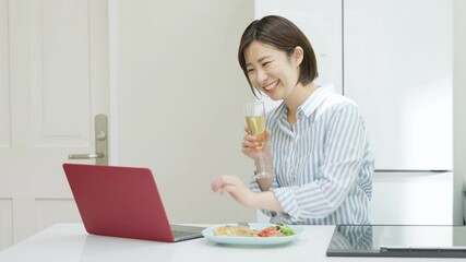 Poster - キッチンでオンライン飲み会をする笑顔の女性