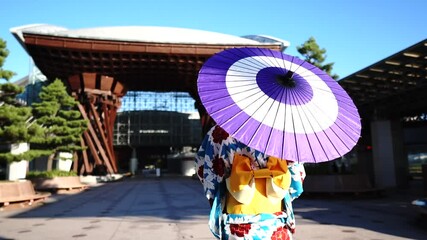 Sticker - 着物姿の女性の後ろ姿と金沢駅