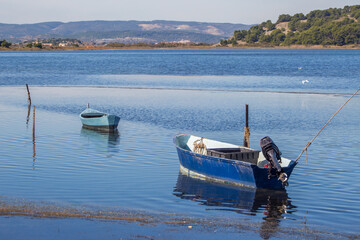 deux barques voguant sur l'eau