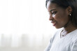 © arc image gallery - 微笑む若いアフリカ系外国人女性の横顔