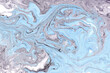 Texture liquide bleue et d'or, illustration de marbrure tirée par la main d'aquarelle, fond abstrait