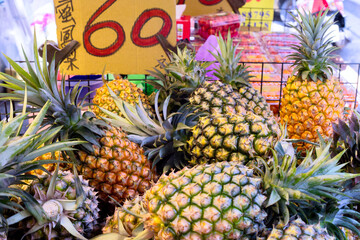  台湾パイナップル 地元の朝市で Taiwan pineapples in local traditional market