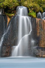 Wall Mural - malerischer Wasserfall in felsiger Landschaft in Island