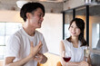 © maroke - バーでお酒を飲むカップル