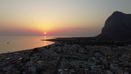 Wall Mural - Veduta aerea della spiaggia e del porto di San Vito Lo Capo, in Sicilia, alle prime luci dell'alba