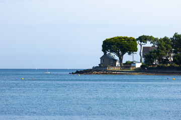 Wall Mural - Paysage en bretagne à la trinité sur mer dans le morbihan avec une maison au bord de l'eau