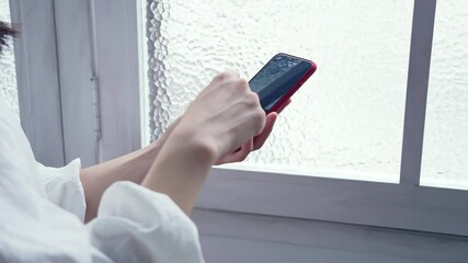 Poster - スマホを使う女性