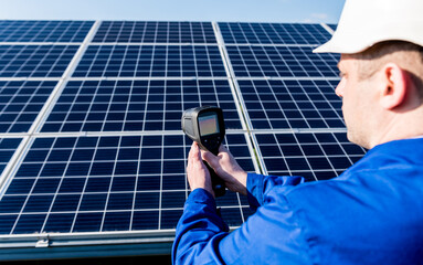 Inspector examination of photovoltaic modules using a thermal imaging camera