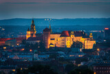 Fototapeta Na sufit - Nocna Panorama na zamek królewski na Wawelu w Krakowie po zachodzie słońca z Kopca Krakusa