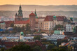 Panorama na zamek królewski na Wawelu w Krakowie o zachodzie słońca z Kopca Krakusa