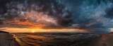 Fototapeta Fototapety z morzem do Twojej sypialni - panorama wybrzeża Morza Bałtyckiego wieczorem po burzy podczas zachodu słońca na plaży