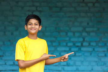 Canvas Print - Indian child showing direction with hand