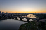 Fototapeta Niebo - wieżowce w cetrum Warszawy, rzeka Wisła, plaża o zachodzie słońca z lotu ptaka, dron