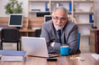 © Elnur - Coronavirus infected old businessman employee sitting in the off
