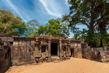 Fototapete - Shiva devale Shiva temple ruins in ancient city Pollonaruwa, Sri Lanka
