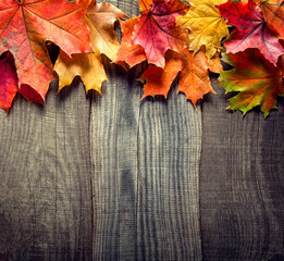 Wall Mural - autumn leaf on wood black background, foliage leaf on old grunge wood deck, copy spaсe, top view, tablet for text, top view