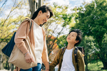 Canvas Print - 小学生の男の子とママ
