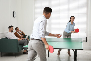 Poster - Business people playing ping pong in office