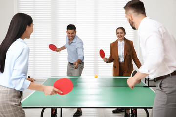 Poster - Business people playing ping pong in office