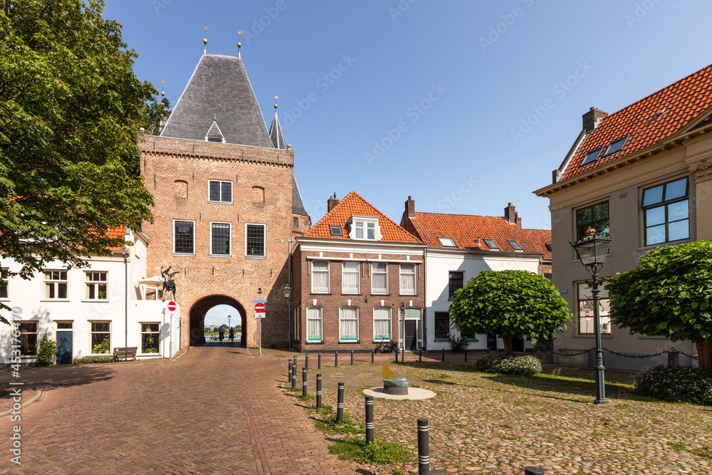 Koornmarktspoort city gate in the hanseatic city of Kampen in the province of Overijssel, the Netherlands. - obrazy, fototapety, plakaty 