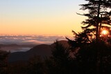 Fototapeta Niebo - 雲取山の夜明け。雲取山荘から見た日の出。空と雲海がオレンジ色に染まる。
