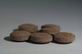 Fototapeta  - Tabletki wykonane z proszkowanych ziół.