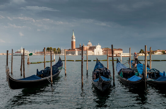 Fototapete - Condolas in Venice