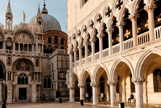Fototapete - Basilika San Marco and Doge's Palace in Venice/Italy