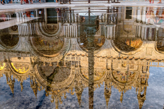Fototapete - Reflection of St. Mark's Basilika in Venice / Italy