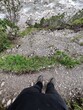 Wanderweg in den Alpen in Österreich bei Gramais Richtung Branntweinboden an einem gefährlichen Abgrund entlang mit Gebirgsbach unten