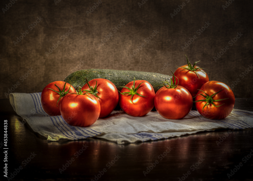 Obraz na płótnie martwa natura z warzywami, pomidory i cukinia na brązowym tle w salonie