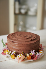 Poster - Vertical closeup shot of a chocolate cake decorated with flowers