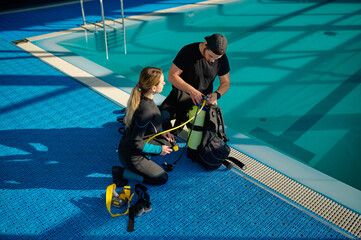 Wall Mural - Male instructor explains how scuba gear works