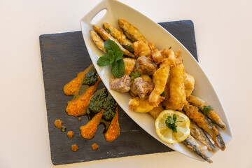 Poster - Top view shot of fried shrimps and fish decorated with lemon and mint on the serving plate