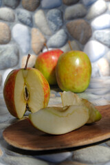 Canvas Print - Vertical shot of apple slices on a pebble background