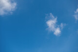 Fototapeta Niebo - małe chmurki na tle czystego blekintego nieba