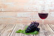 copa de vino y racimo de uva