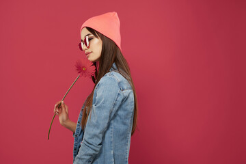 Wall Mural - attractive woman wearing sunglasses pink flower glamor luxury makeup
