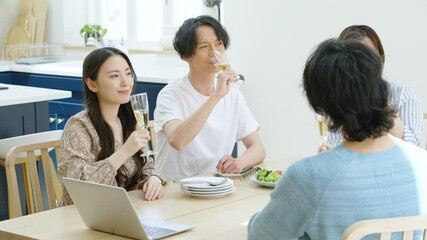 Poster - オンライン飲み会・ホームパーティーをする若い男女