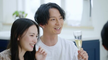 Poster - ホームパーティーをする若い男女