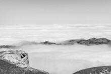 Montaña Para Diseño Con Niebla Blanco Y Negro