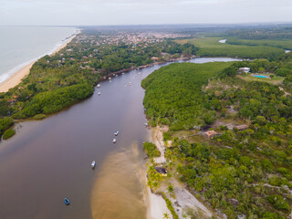 Wall Mural - Vista aérea da vila de Caraíva em Porto Seguro, no sul da Bahia. Paraíso tropical com barcos e guarda-chuvas no pôr do sol tropical do Brasil.