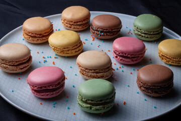 macarons de colores sobre fondo negro. concepto gastronomía repostería.