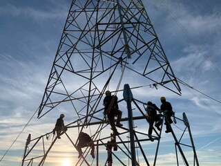 Montadores en recrecido de torre eléctrica de alta tensión 400kV