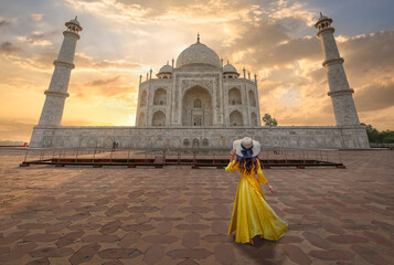 Fototapete - Female tourist at the iconic Taj Mahal Agra at sunset