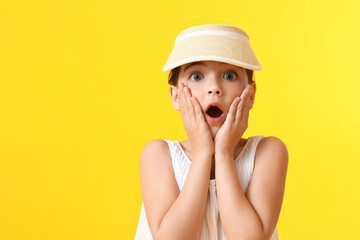 Poster - Shocked little girl on color background