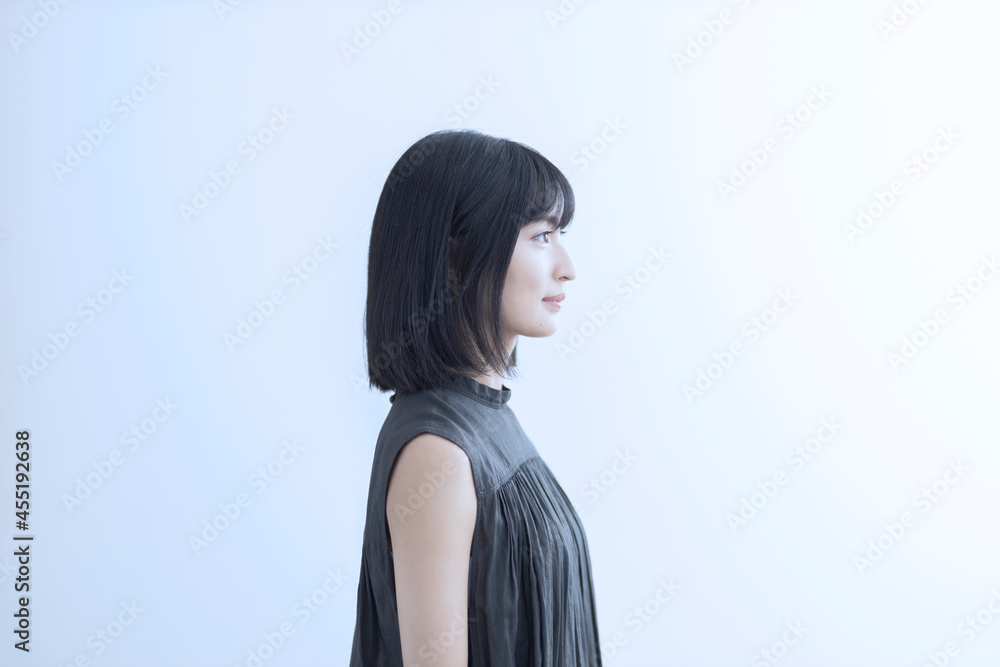 若い日本人女性の横顔 Stock Photo | Adobe Stock